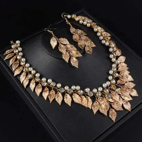 Beautiful Headdress and Matching Necklace & Earrings also a matching Bridal Sash - Picture 7 of 7